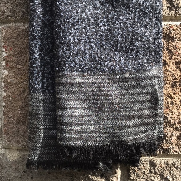 NWOT Tex by Max Azria wool-like grey scarf - Picture 4 of 13